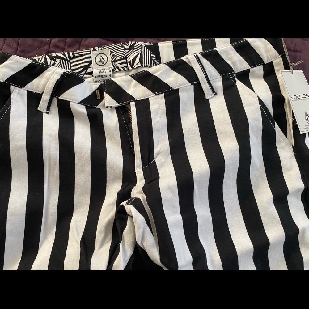 Volcom black an white stripes pants🖤🤘🏼